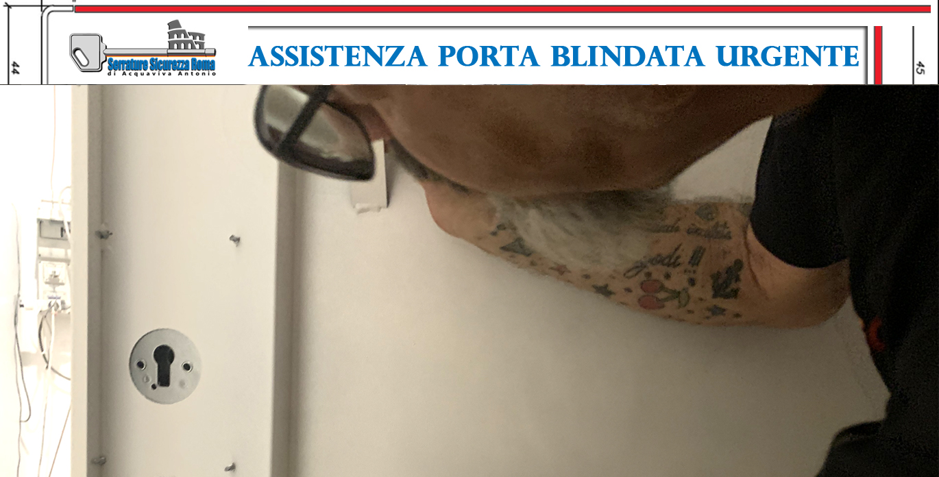 C’è un momento preciso in cui la porta blindata, simbolo assoluto di protezione, può diventare un incubo. Un meccanismo inceppato, una serratura bloccata, un urto improvviso, e all’improvviso non puoi più entrare in casa. Oppure, peggio ancora, sei dentro e non riesci ad uscire. È una sensazione che chiunque abbia vissuto non dimentica facilmente: smarrimento, ansia, frustrazione. In quei momenti, ogni secondo sembra un’eternità. Ed è proprio in quei momenti che entra in gioco la vera differenza: trovare qualcuno che risponda davvero, che arrivi davvero, che sappia davvero cosa fare. Da oltre vent’anni, Serrature Sicurezza Roma di Acquaviva Antonio affronta situazioni del genere con la massima professionalità e prontezza. Il nostro servizio di assistenza urgente per porte blindate a Roma nasce per questo: offrire una soluzione rapida, risolutiva e garantita a chi si trova di fronte a un blocco o a una rottura. Quando la porta non si apre, non basta un semplice fabbro La porta blindata non è una porta qualsiasi. Parliamo di dispositivi strutturati con tecnologie avanzate, serrature di sicurezza, cilindri europei, scudi antitrapano, sistemi antistrappo e cerniere ad alta resistenza. È come un piccolo fortino domestico. Ecco perché, quando si verifica un problema, non basta “qualcuno che venga ad aprire”. Serve un esperto. Serve una persona che sappia affrontare una vera sfida tecnica, senza provocare ulteriori danni, senza forzare alla cieca, senza compromettere l’integrità dell’intera struttura.